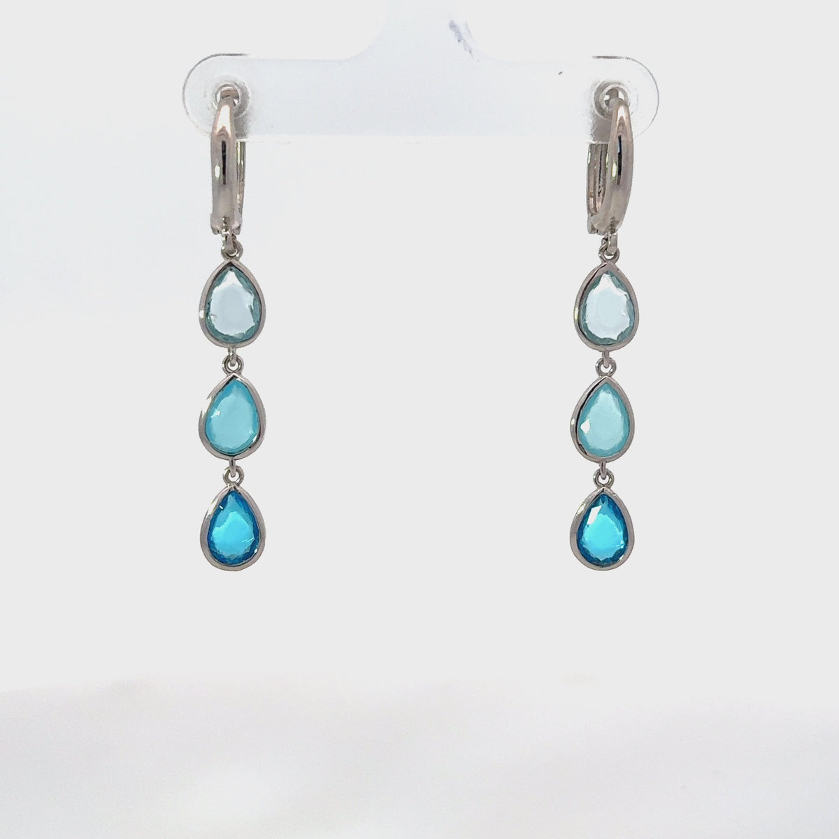 Rotating display of the earrings.