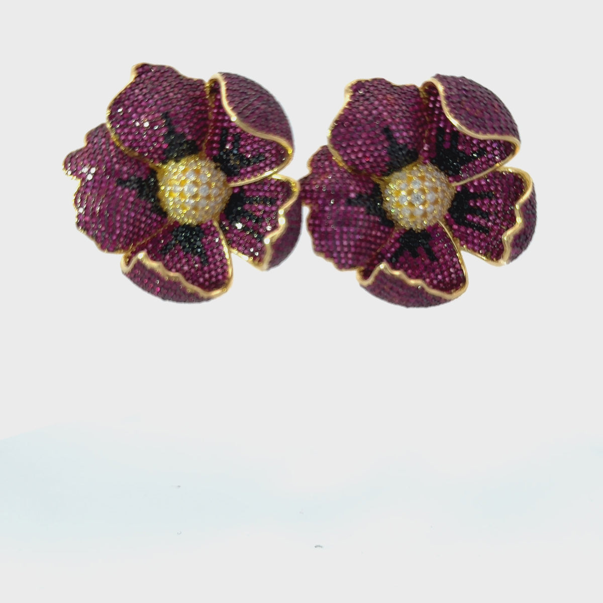 Rotating display of the earrings.
