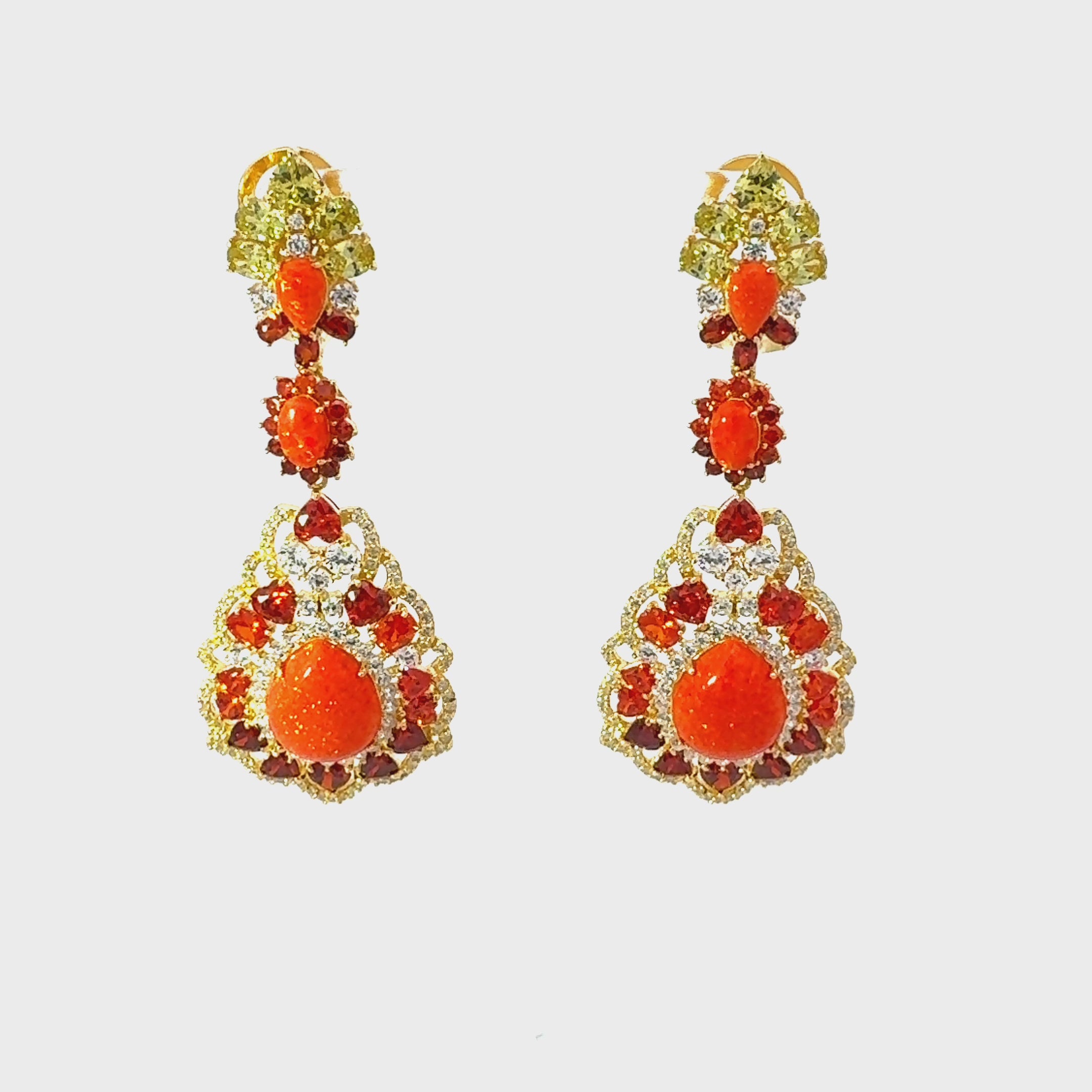 Rotating display of the earrings.