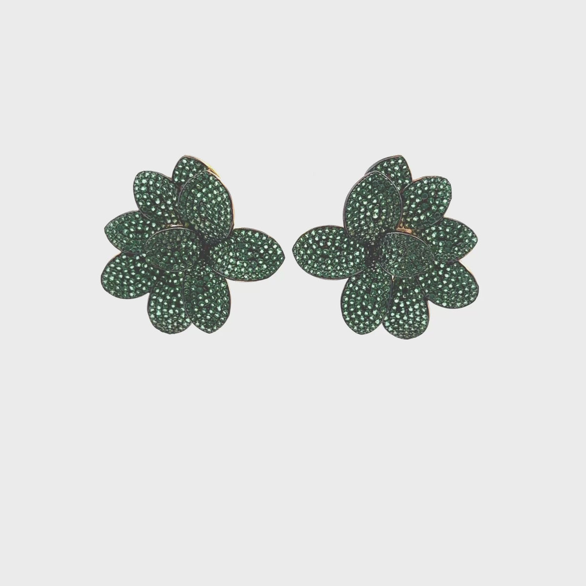 Rotating display of the earrings.