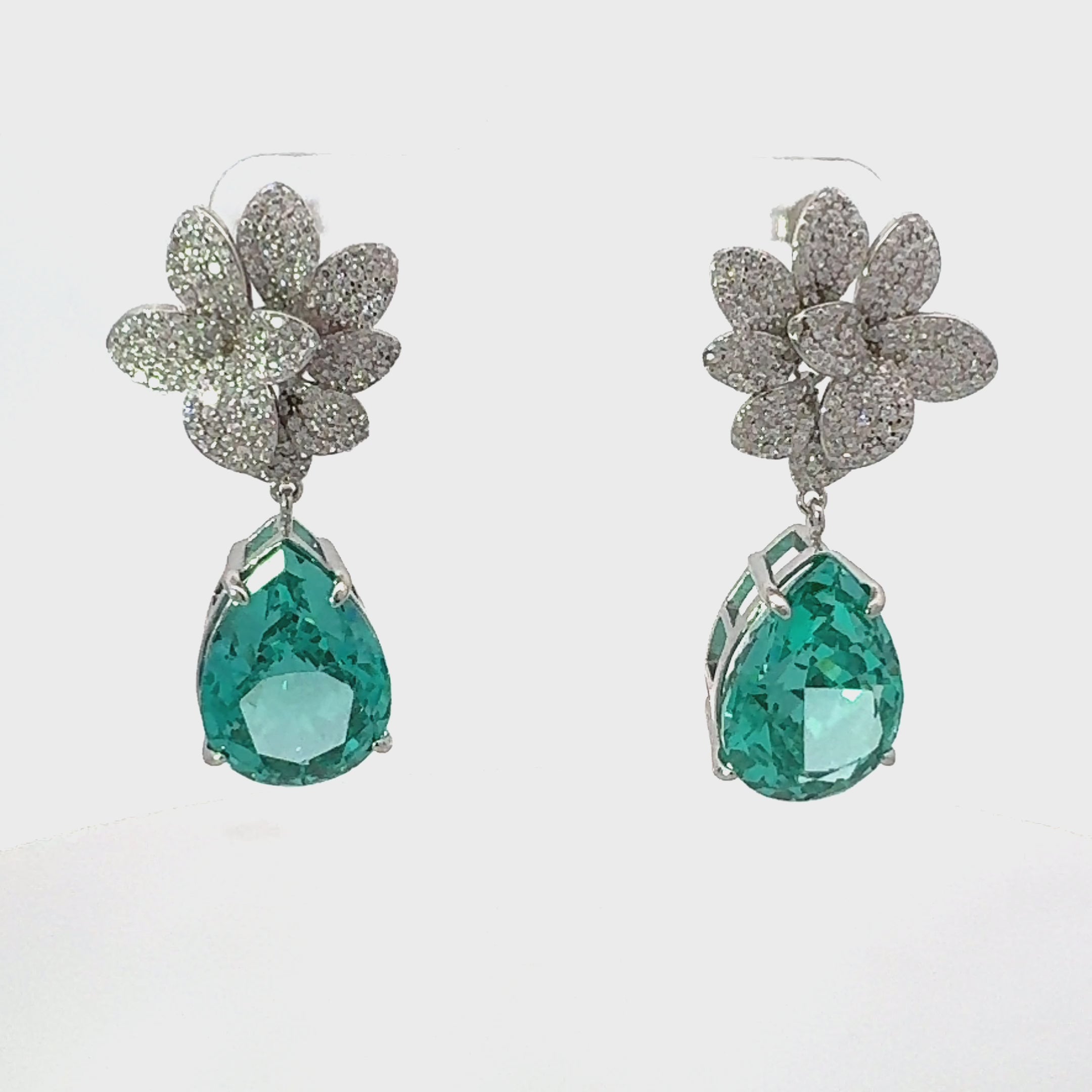 Rotating display of the earrings.