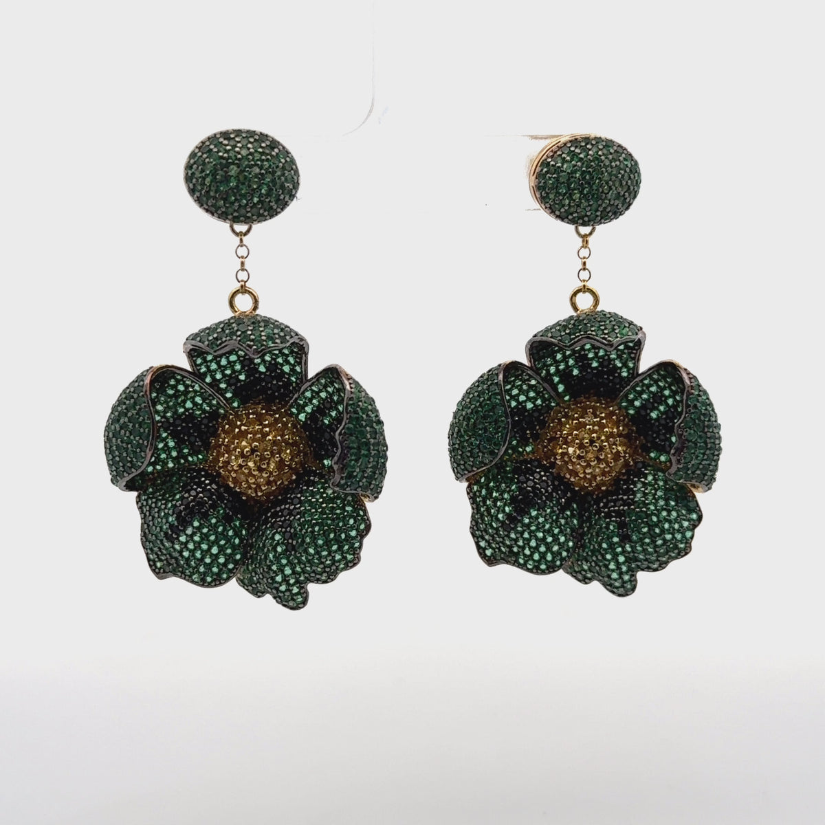 Rotating display of the earrings.