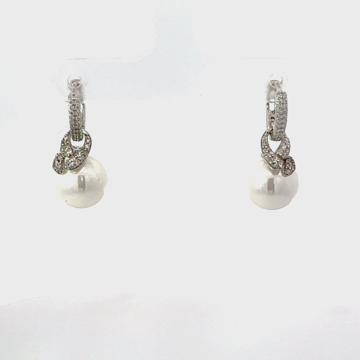 Rotating display of the earrings.