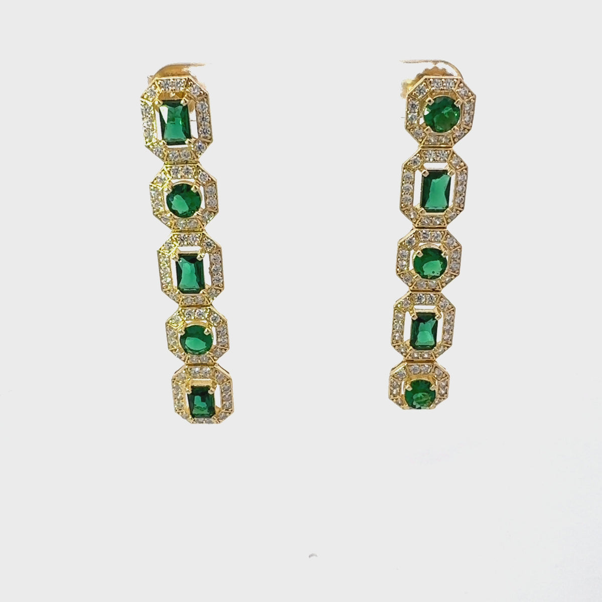 Rotating display of the earrings.