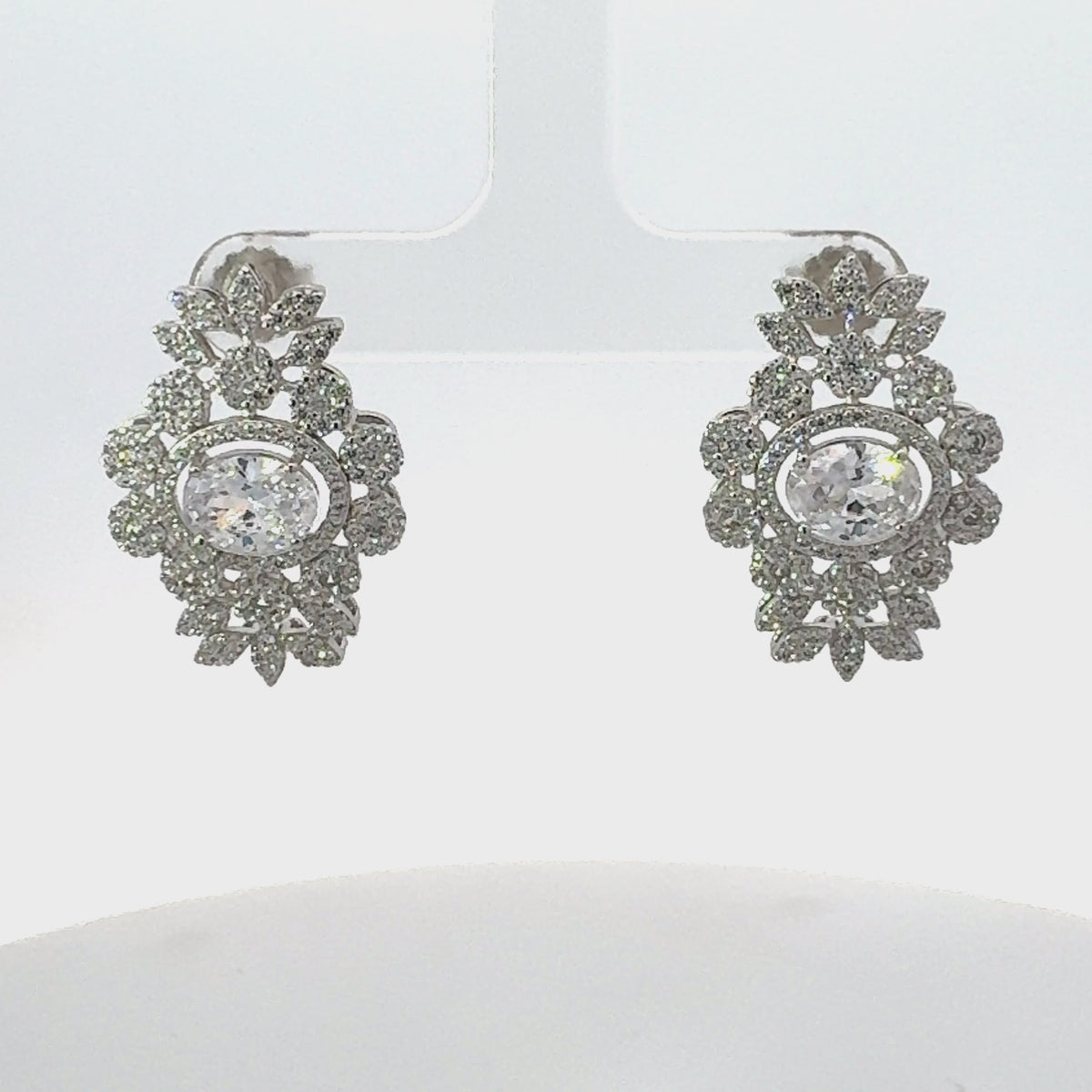 Rotating display of the earrings.