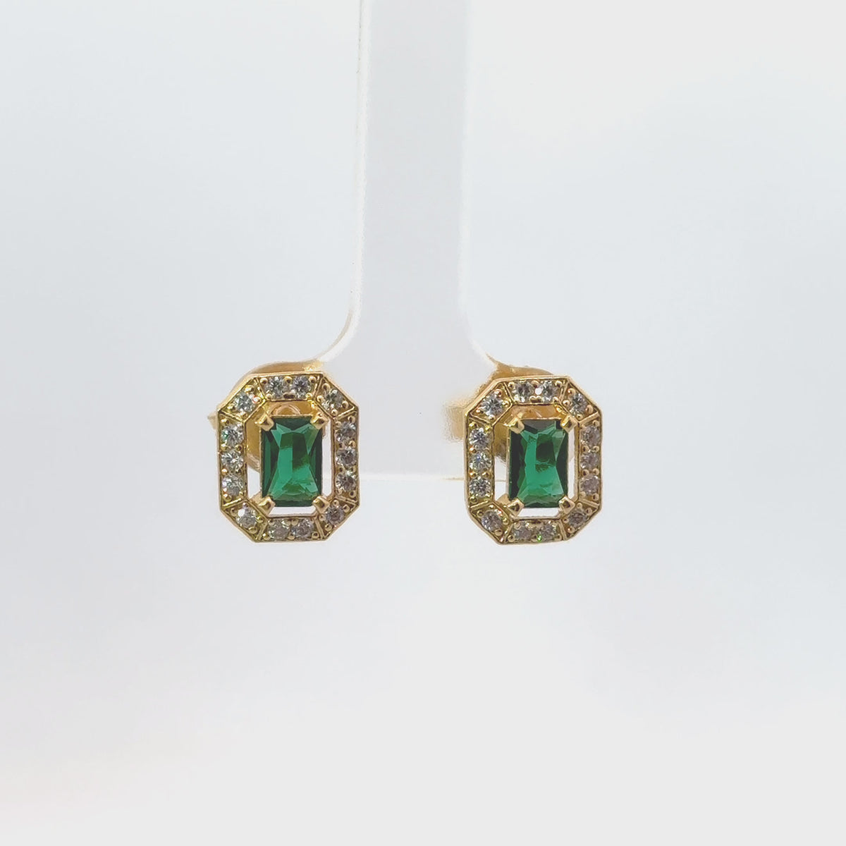 Rotating display of the earrings.