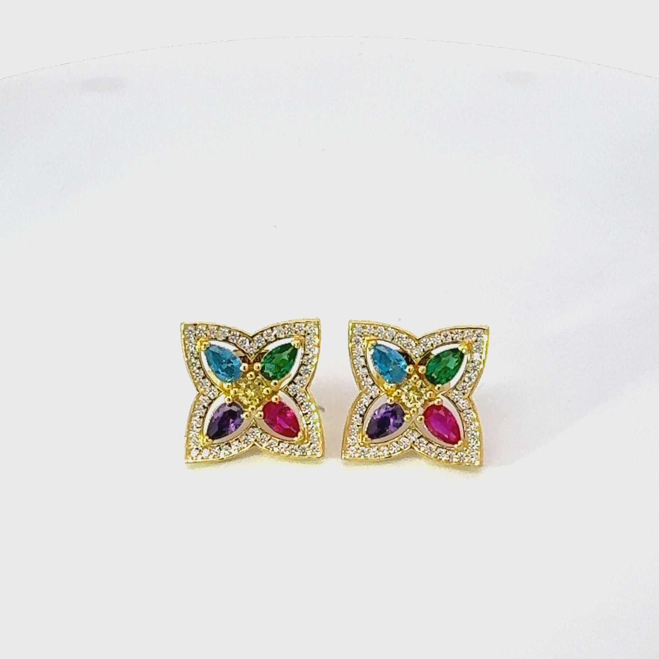 Rotating display of the earrings.