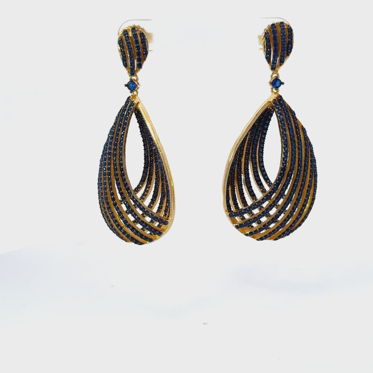 Rotating display of the earrings.