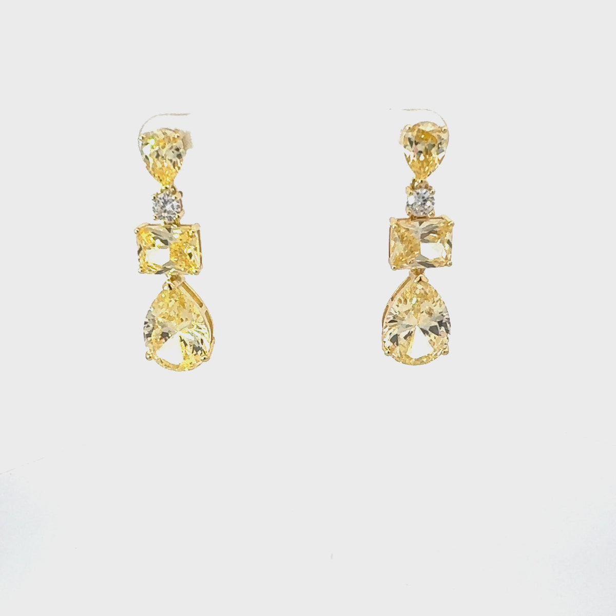 Rotating display of the earrings.