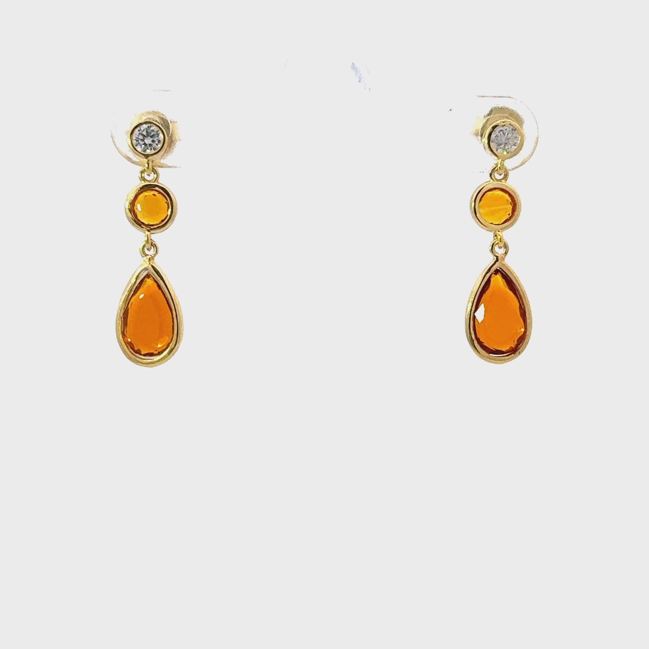 Rotating display of the earrings.