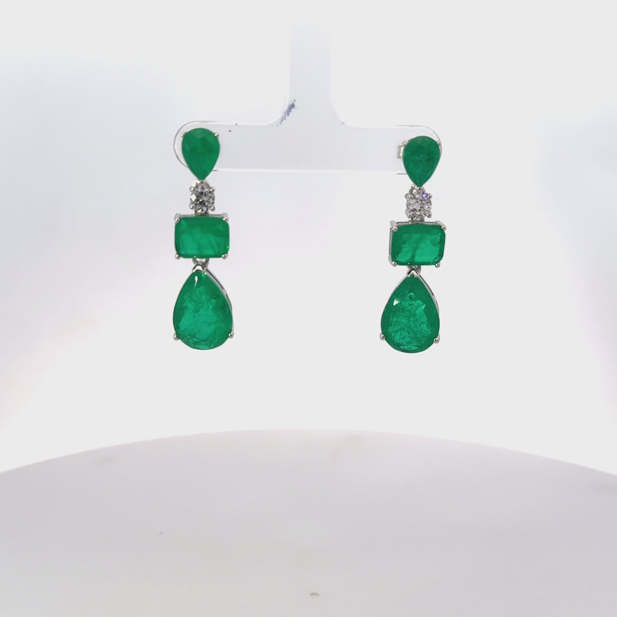 Rotating display of the earrings.