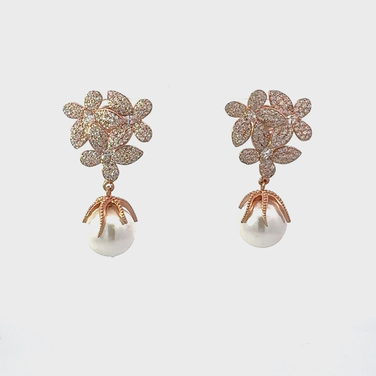 Rotating display of the earrings.