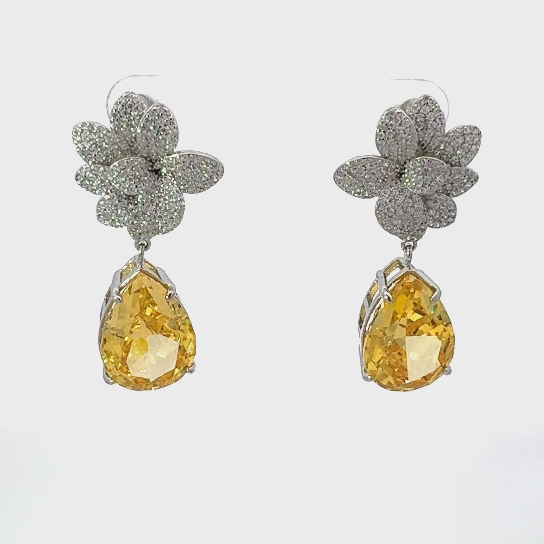 Rotating display of the earrings.