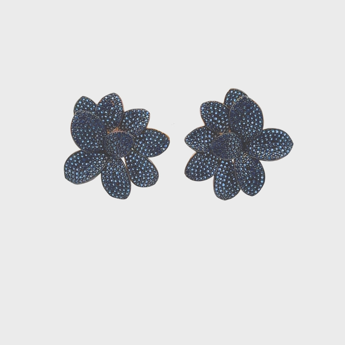 Rotating display of the earrings.