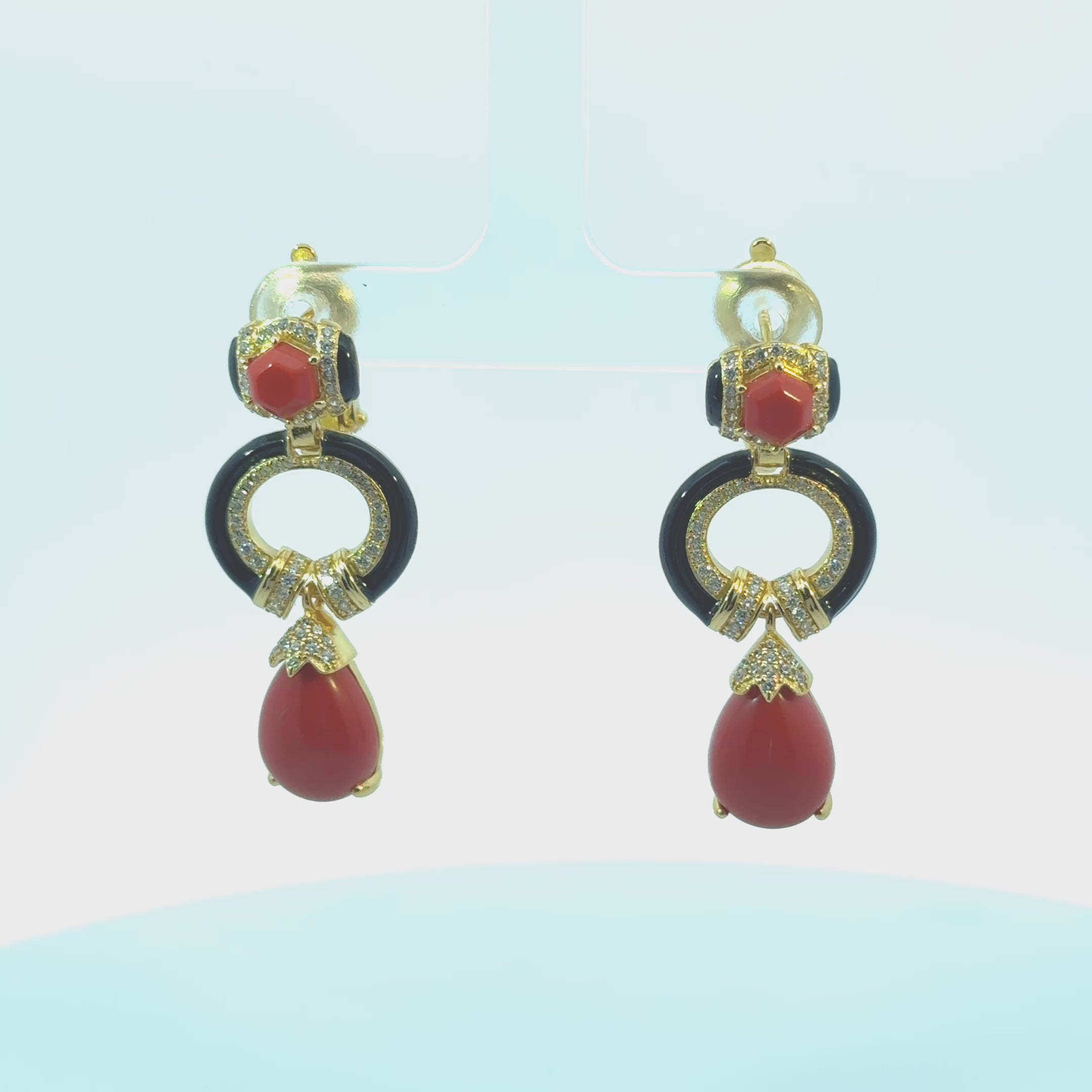 Rotating display of the earrings.