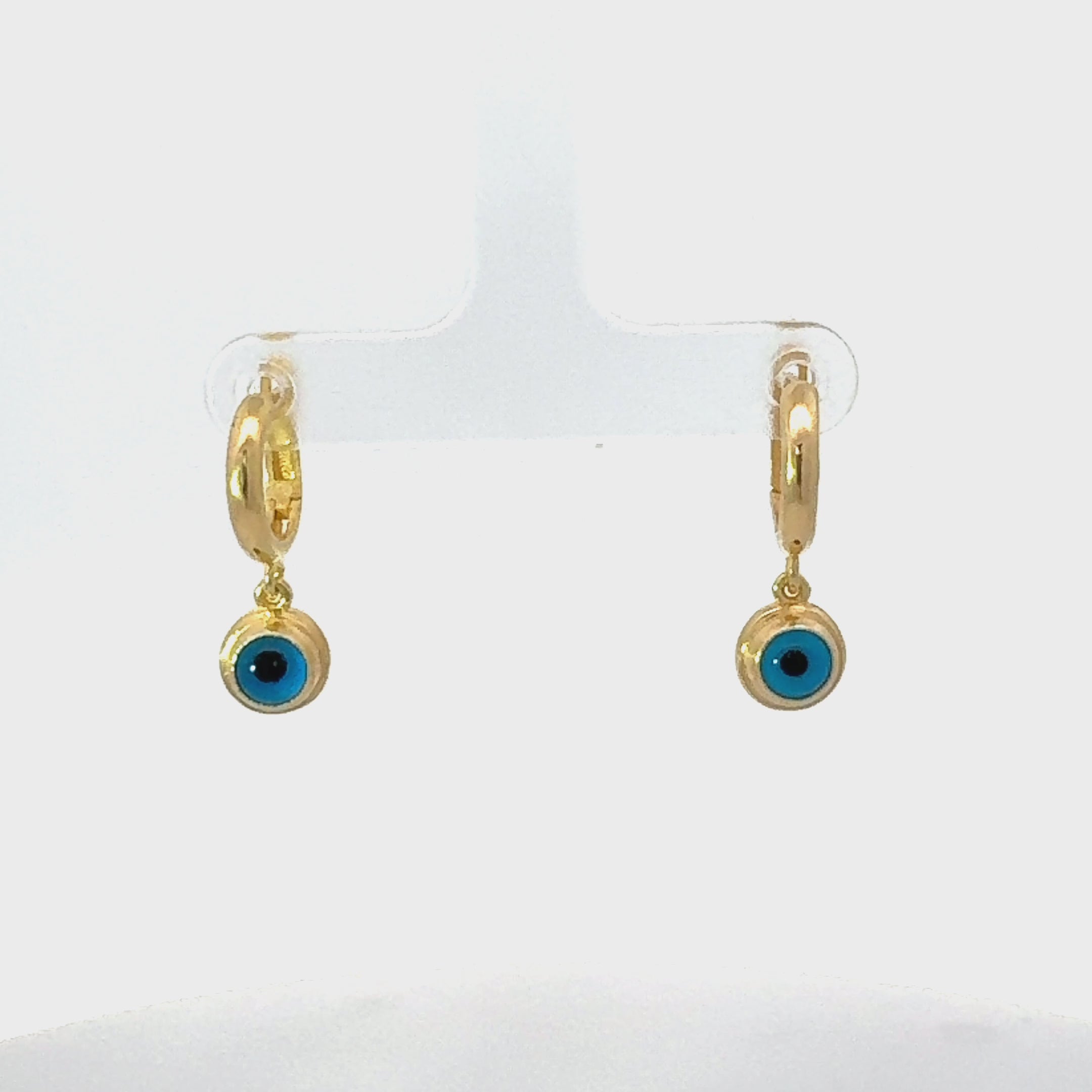 Rotating display of the earrings.