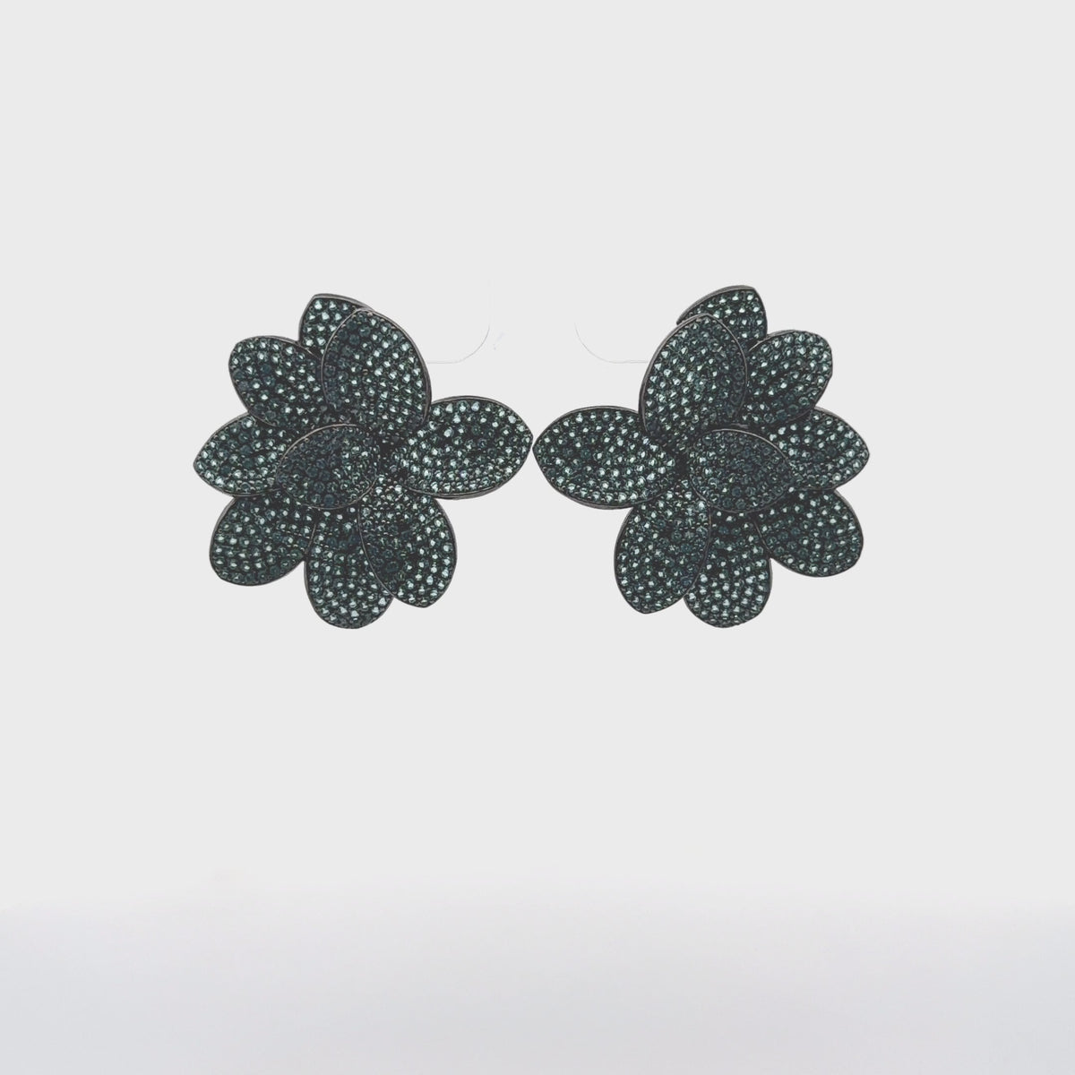 Rotating display of the earrings.