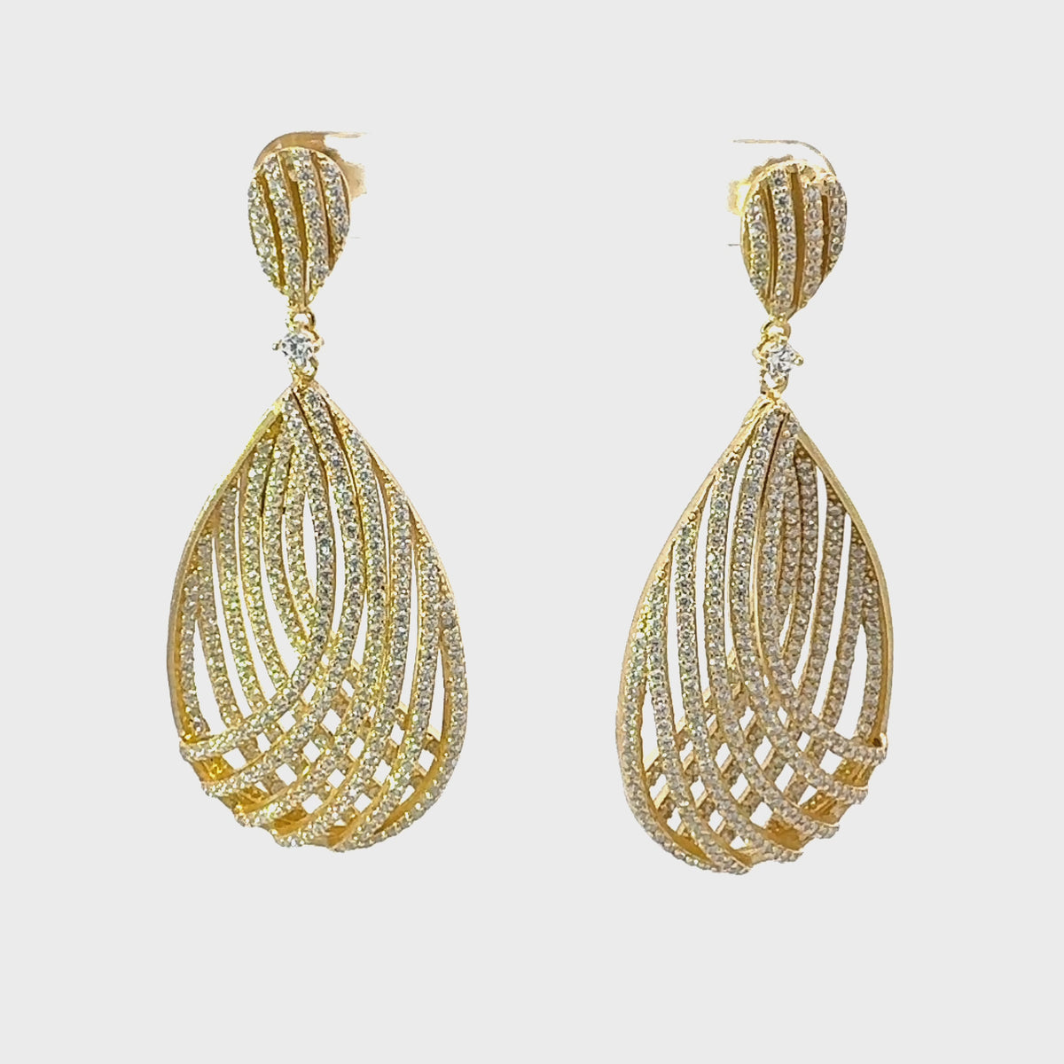 Rotating display of the earrings.