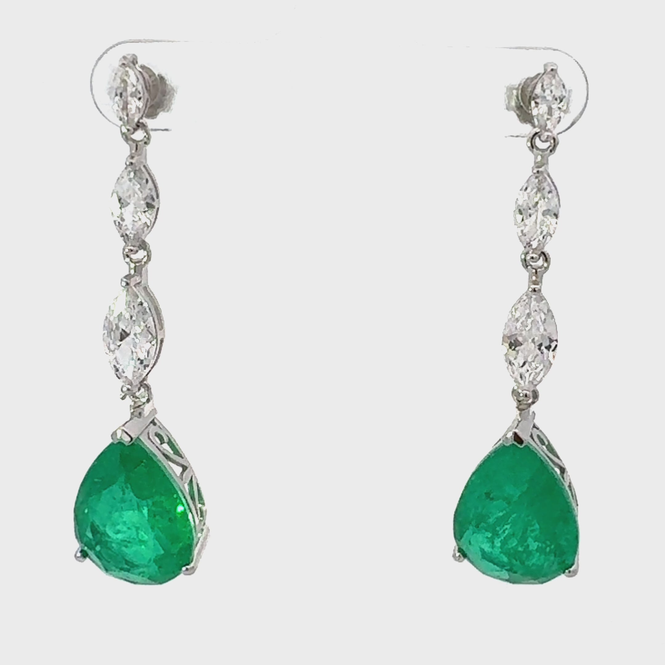 Rotating display of the earrings.