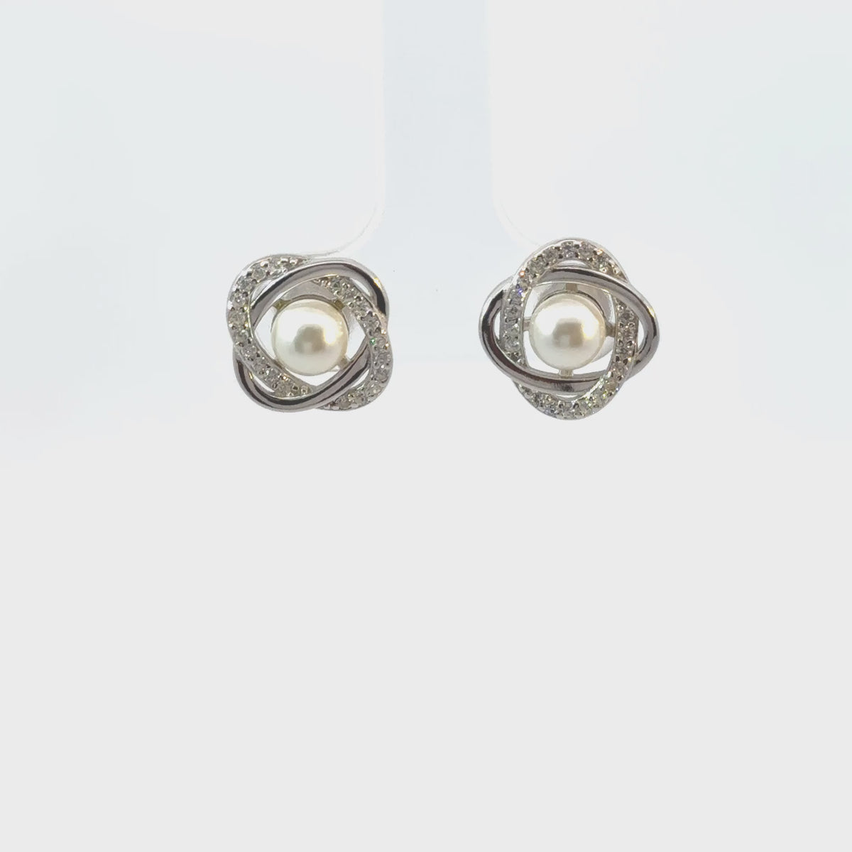 Rotating display of the earrings.