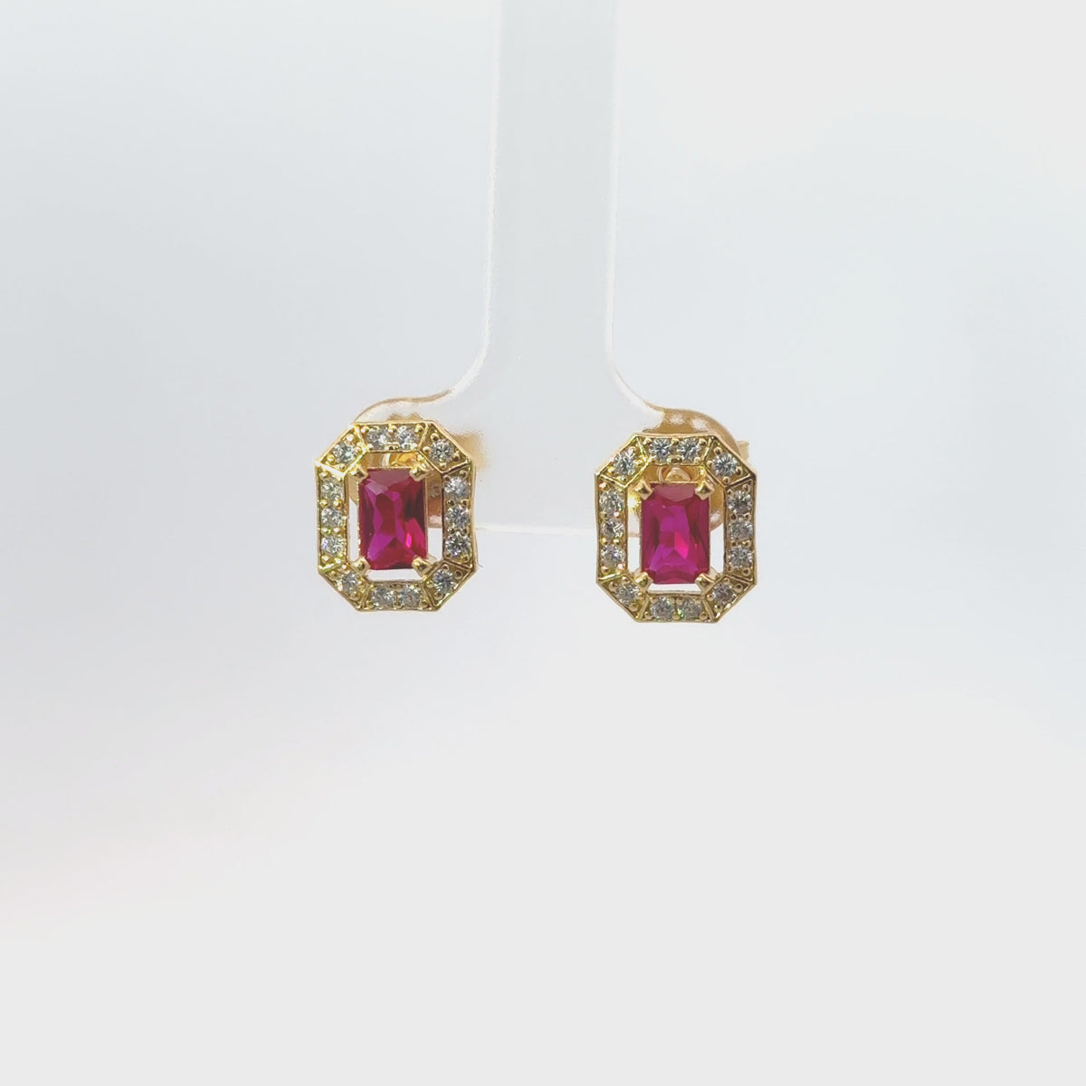 Rotating display of the earrings.