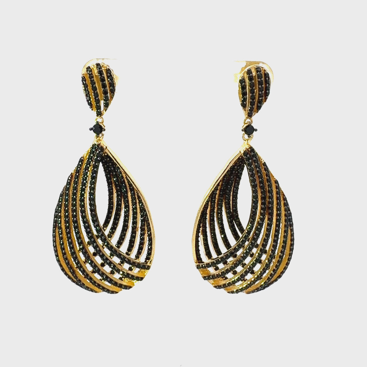 Rotating display of the earrings.