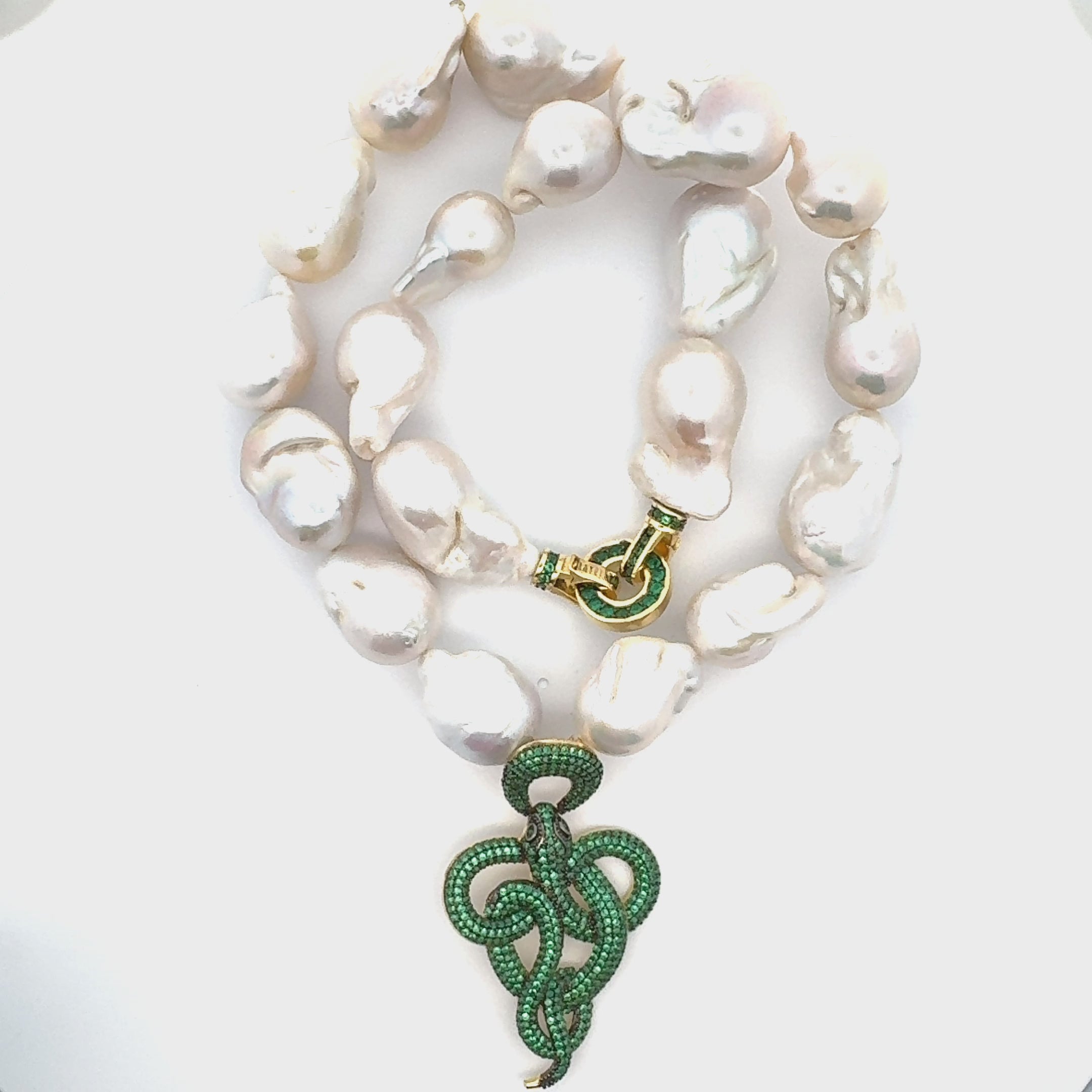 Rotating display of the necklace.