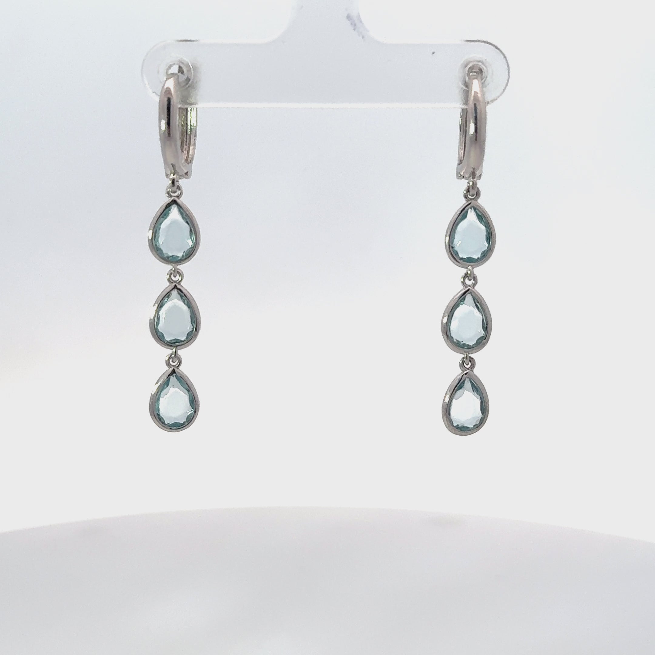 Rotating display of the earrings.