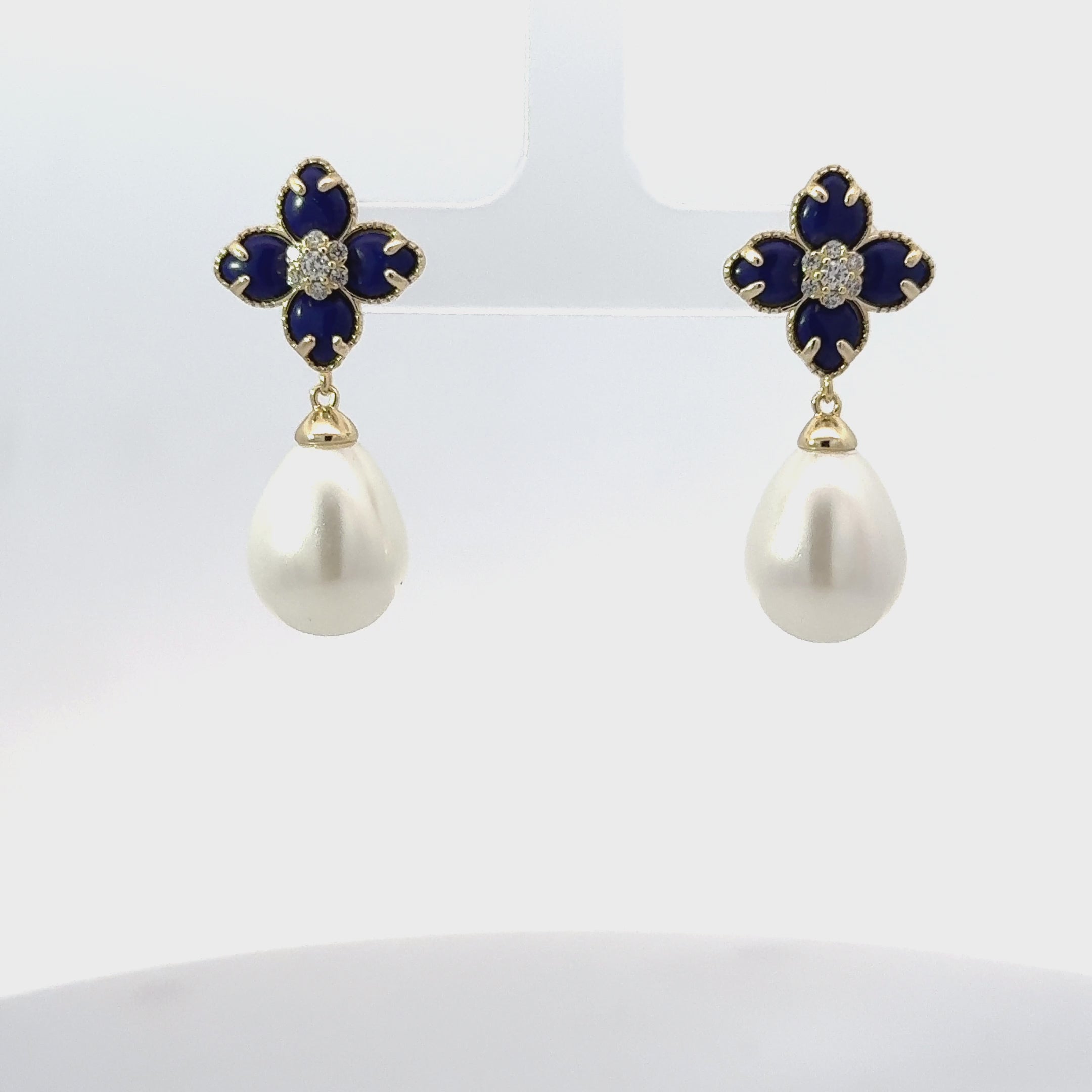 Rotating display of the earrings.