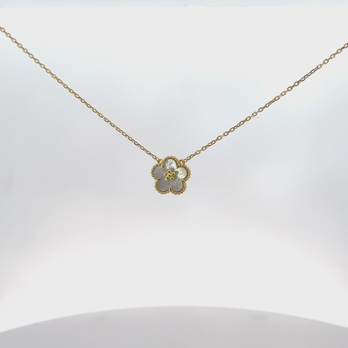 Rotating display of the earrings.