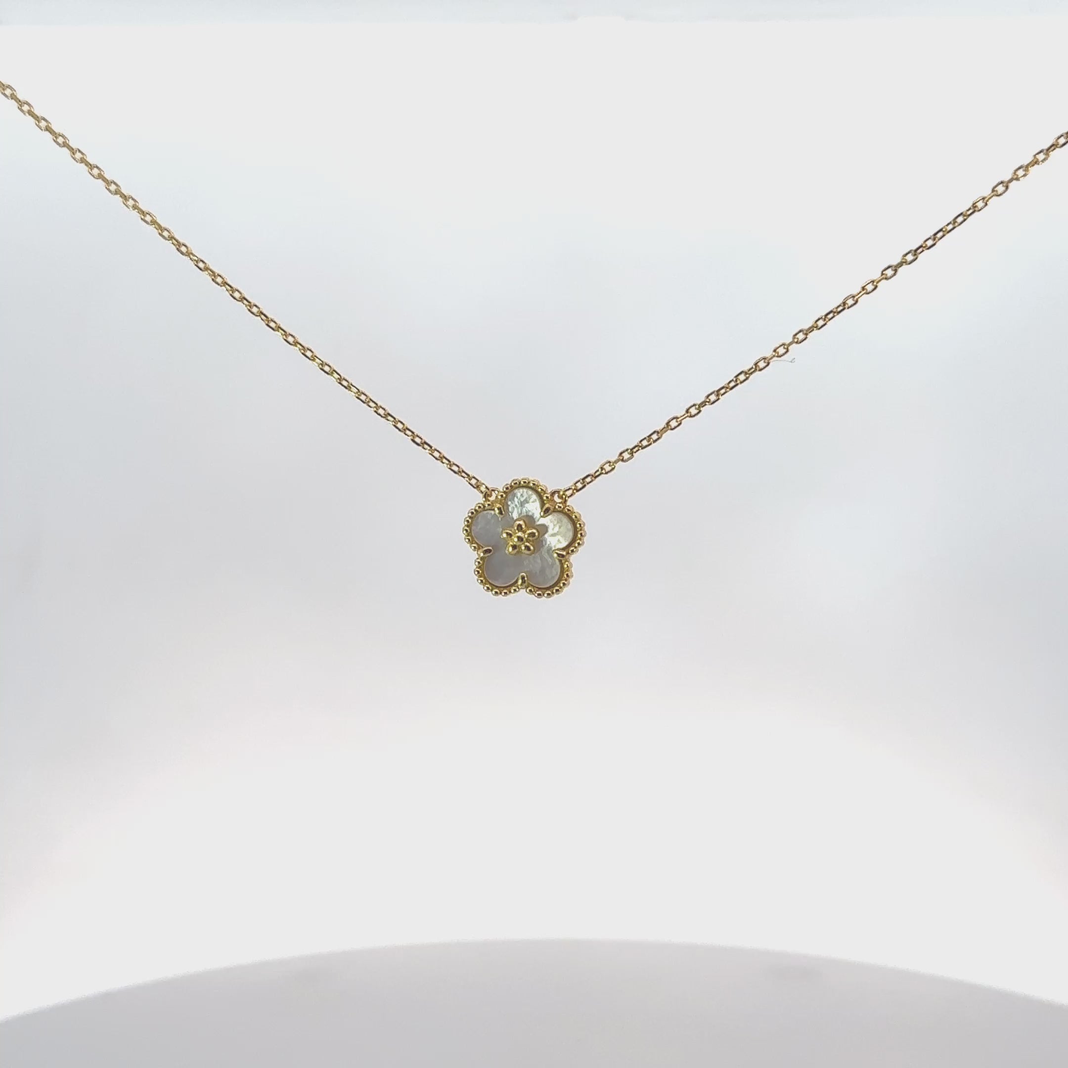 Rotating display of the earrings.