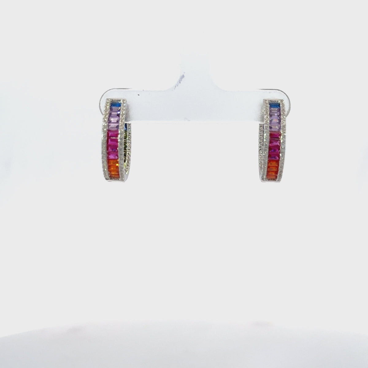 Rotating display of the earrings.