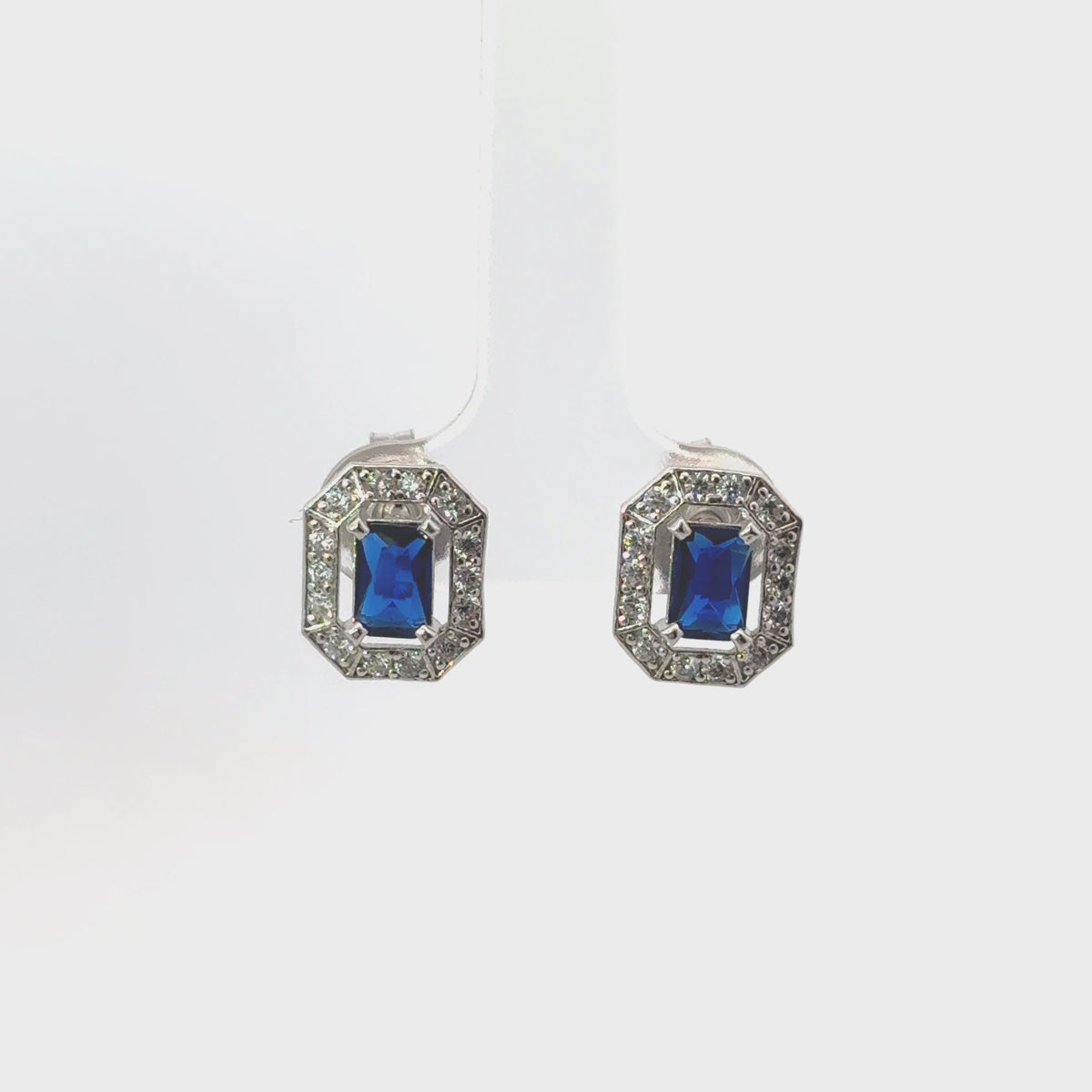 Rotating display of the earrings.