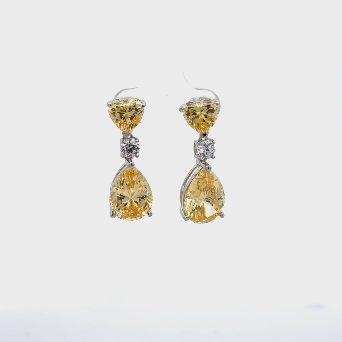 Rotating display of the earrings.