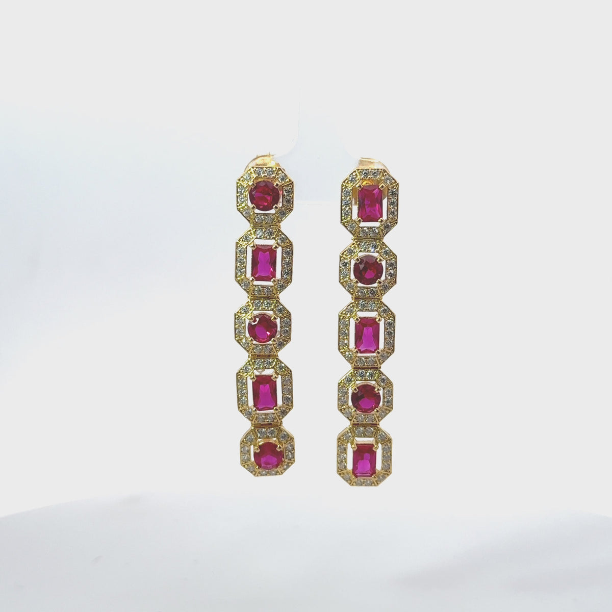 Rotating display of the earrings.