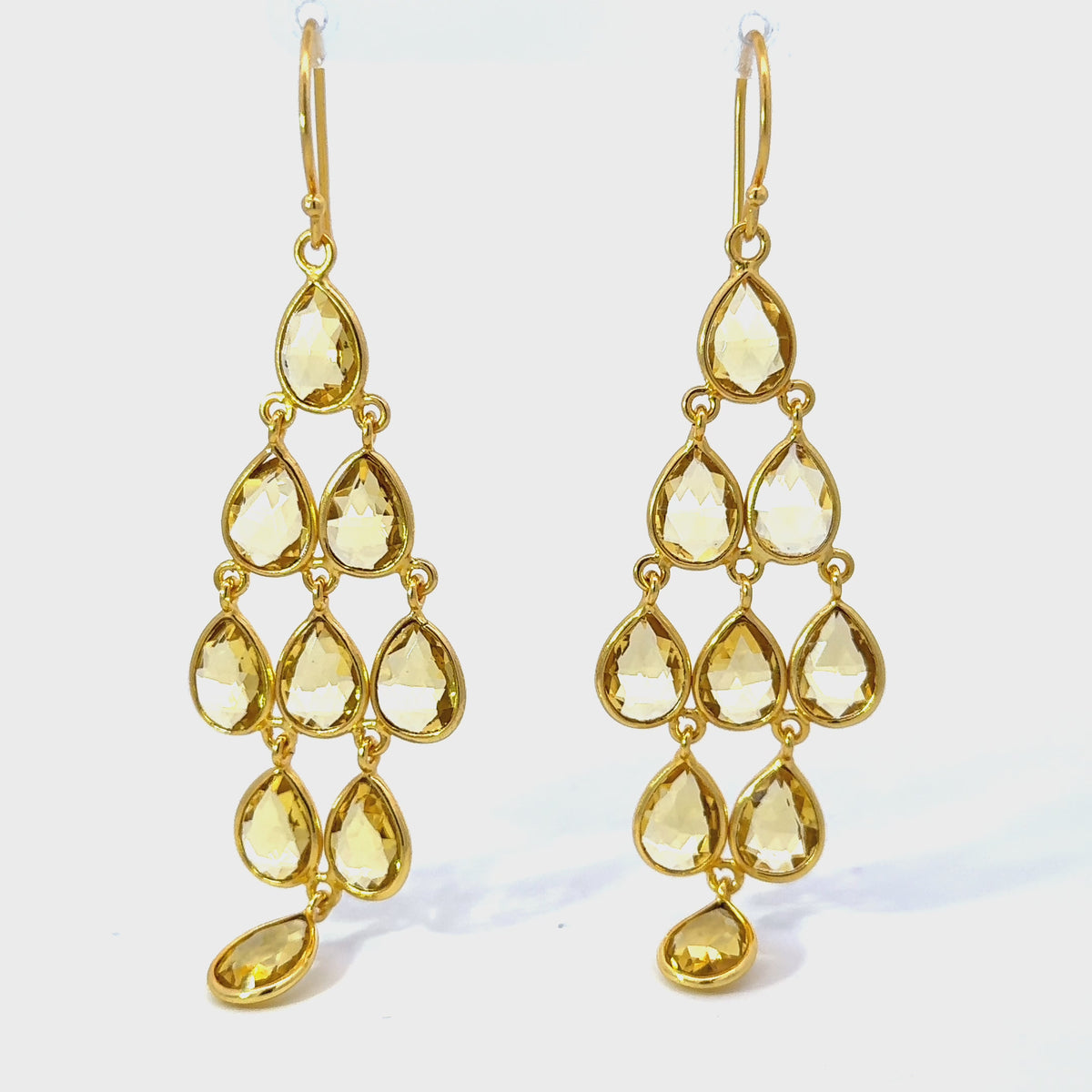 Rotating display of the earrings.