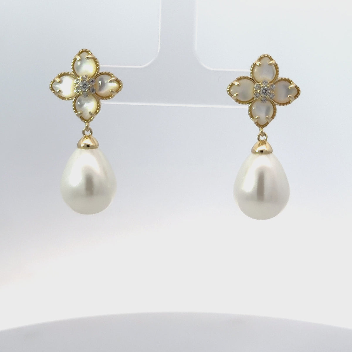 Rotating display of the earrings.