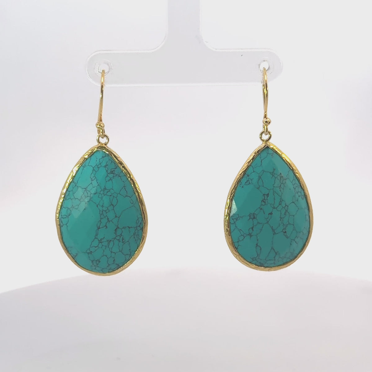 Rotating display of the earrings.