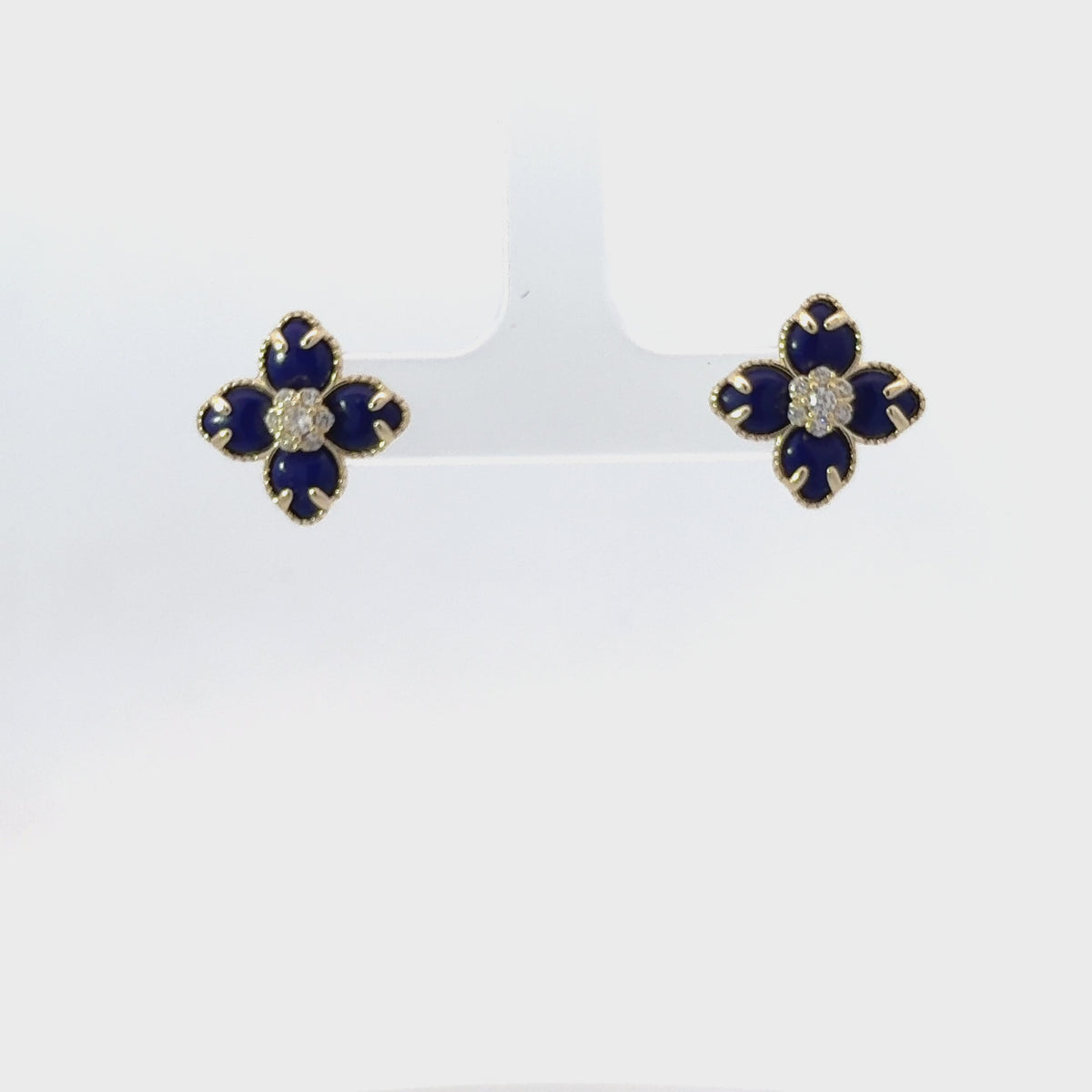 Rotating display of the earrings.