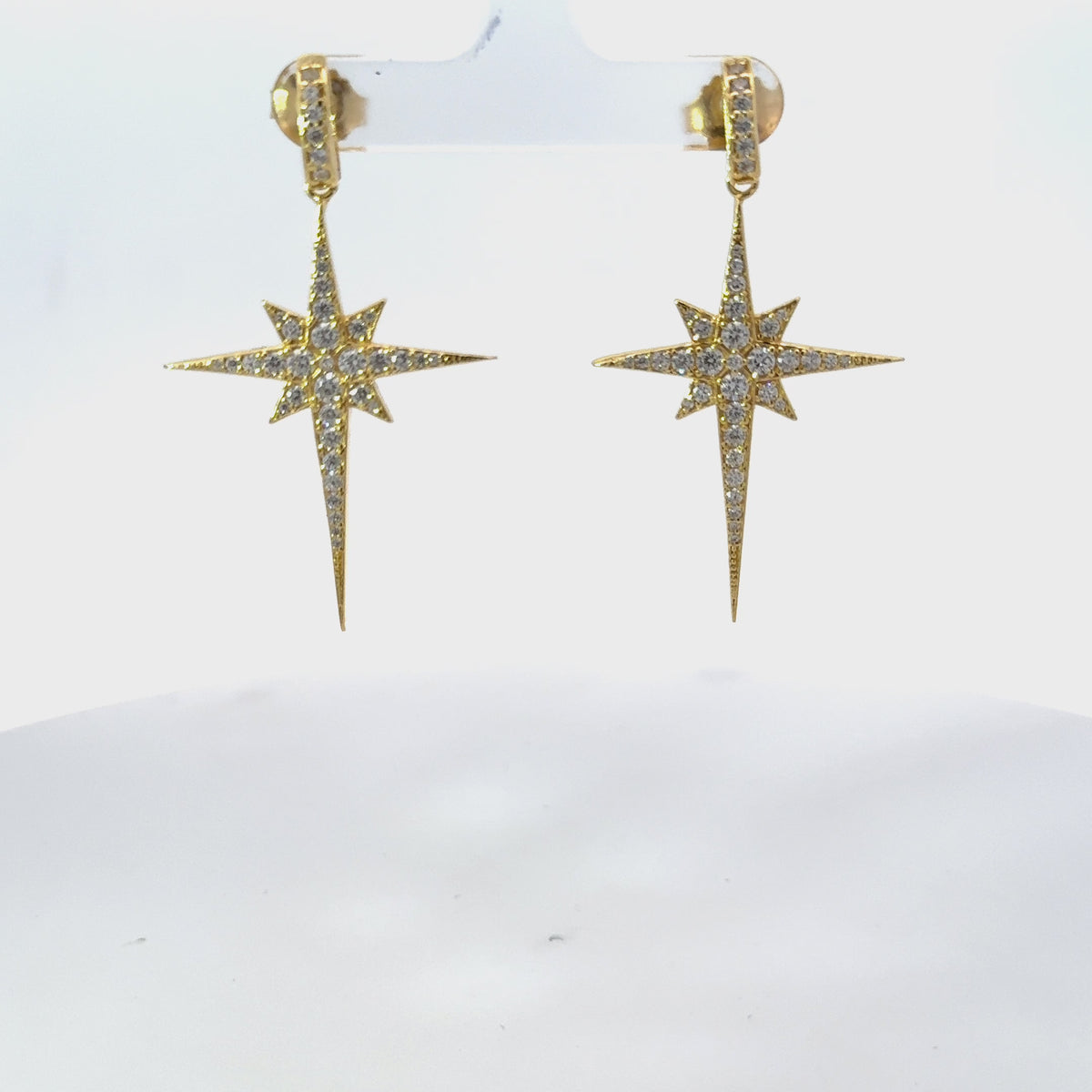 Rotating display of the earrings.