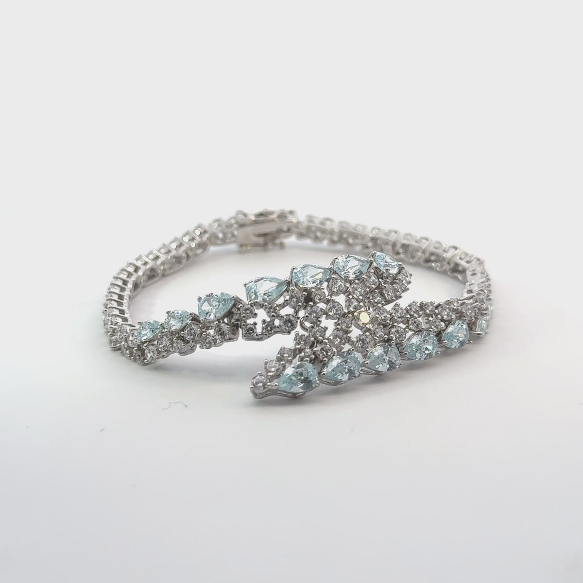 Rotating display of the bracelet.