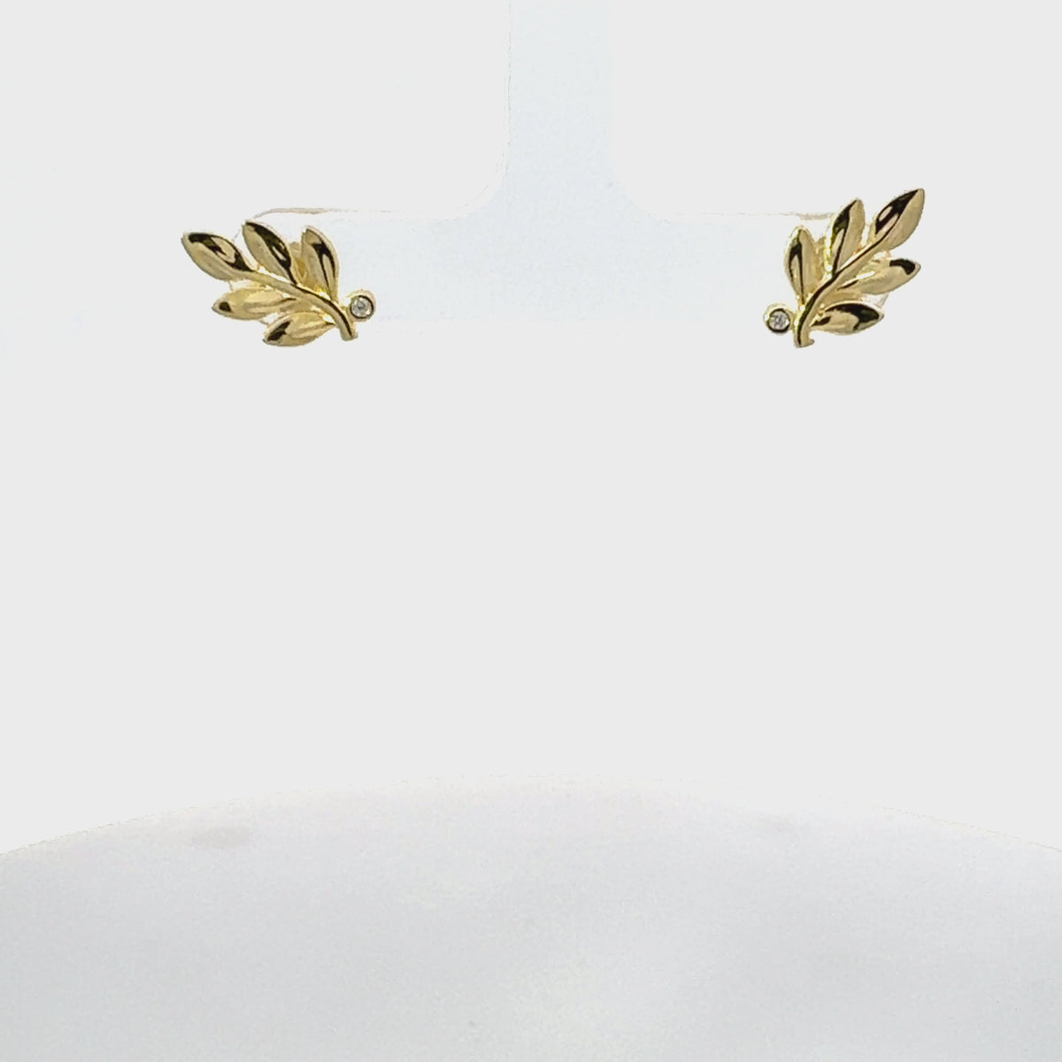 Rotating display of the earrings.