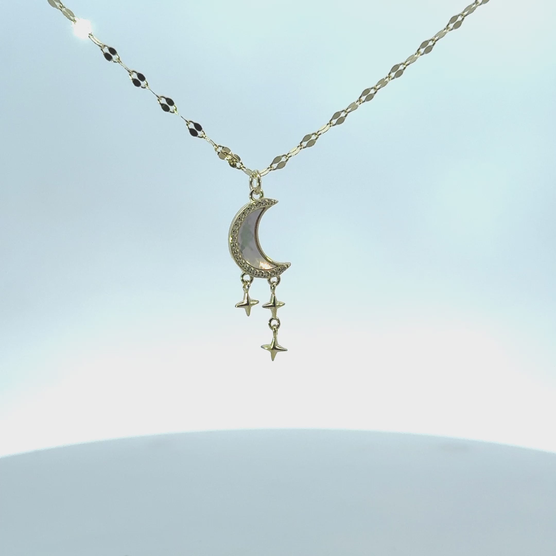 Rotating display of the necklace.