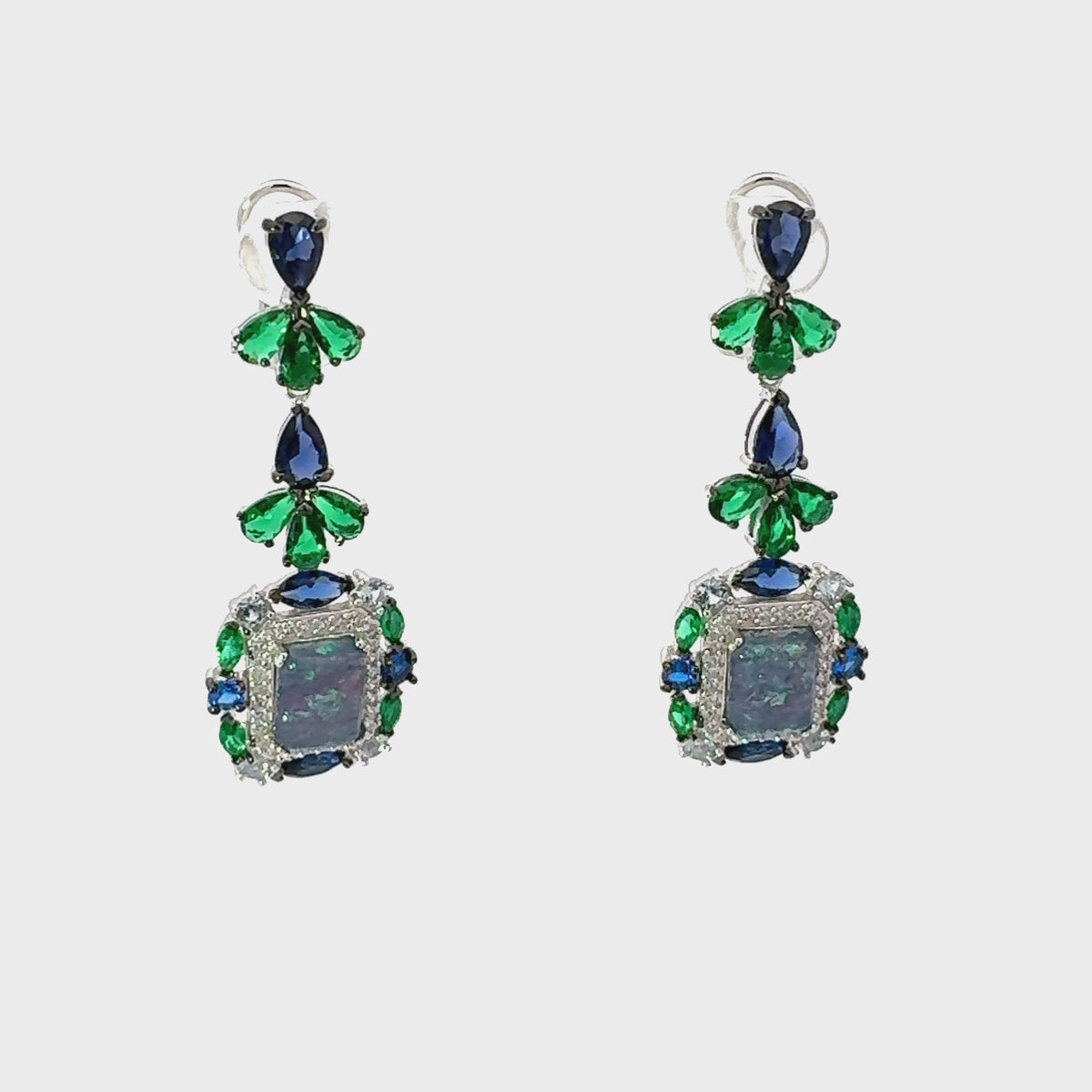 Rotating display of the earrings.