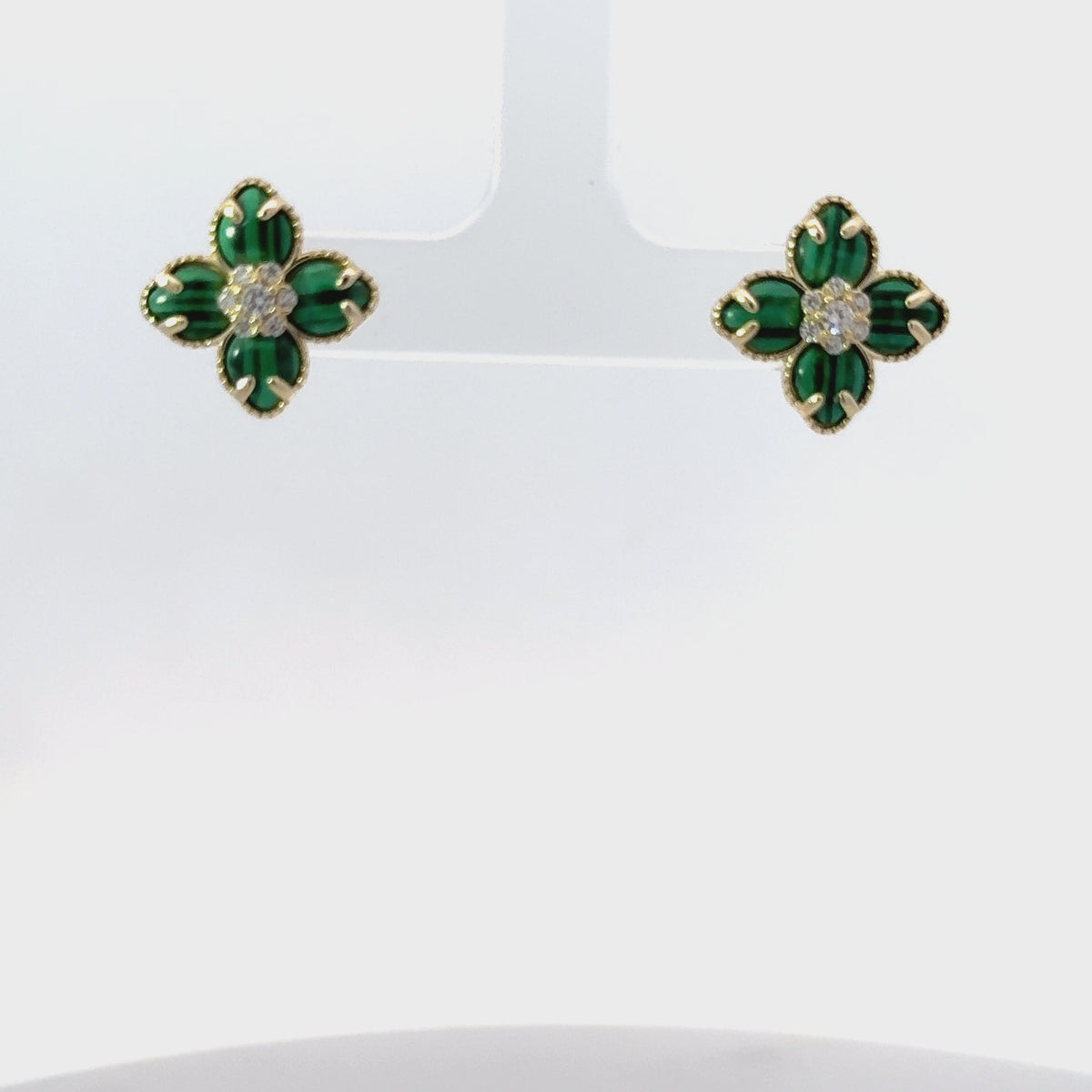 Rotating display of the earrings.