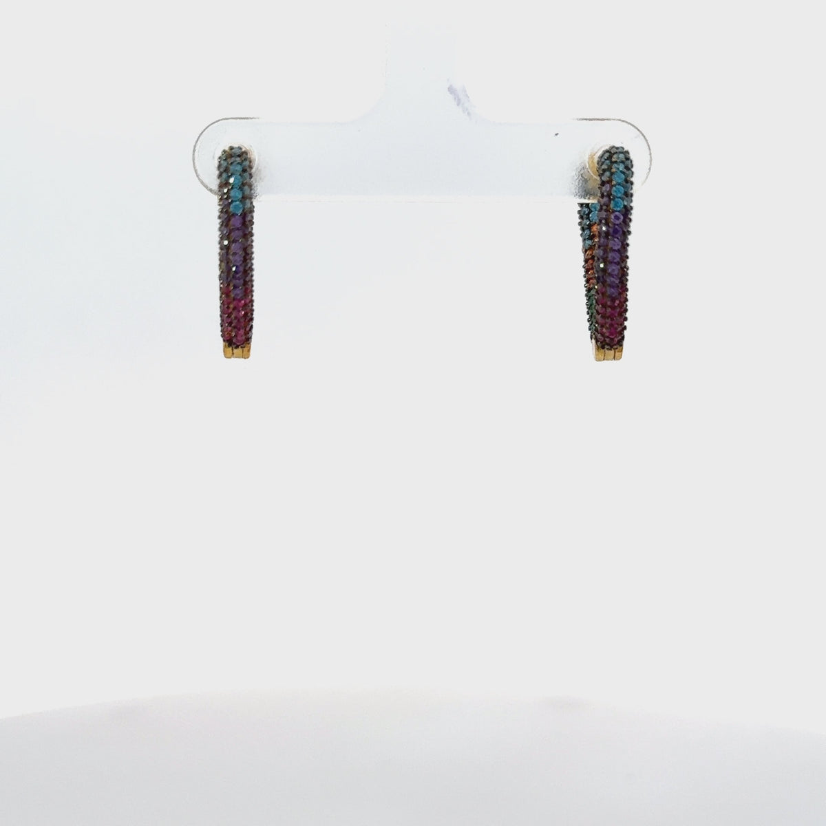 Rotating display of the earrings.