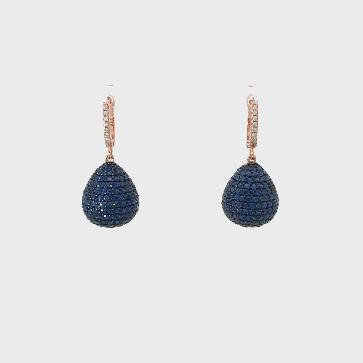 Rotating display of the earrings.