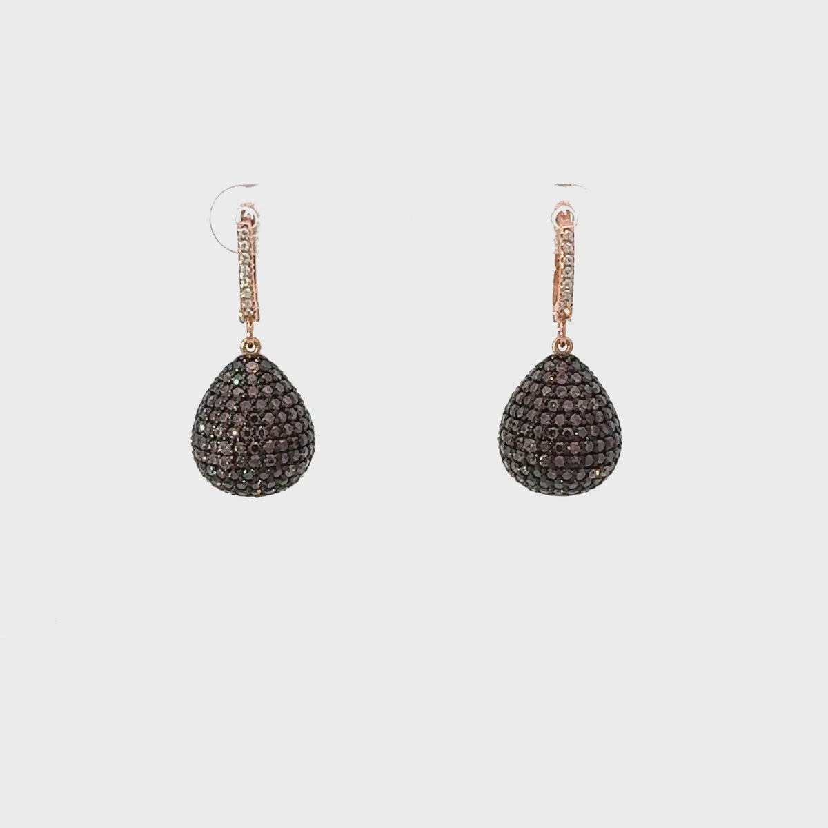 Rotating display of the earrings.