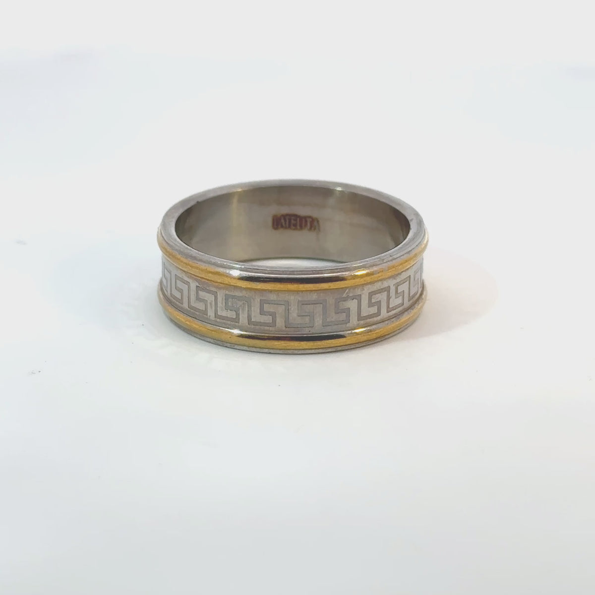 Rotating display of the ring.