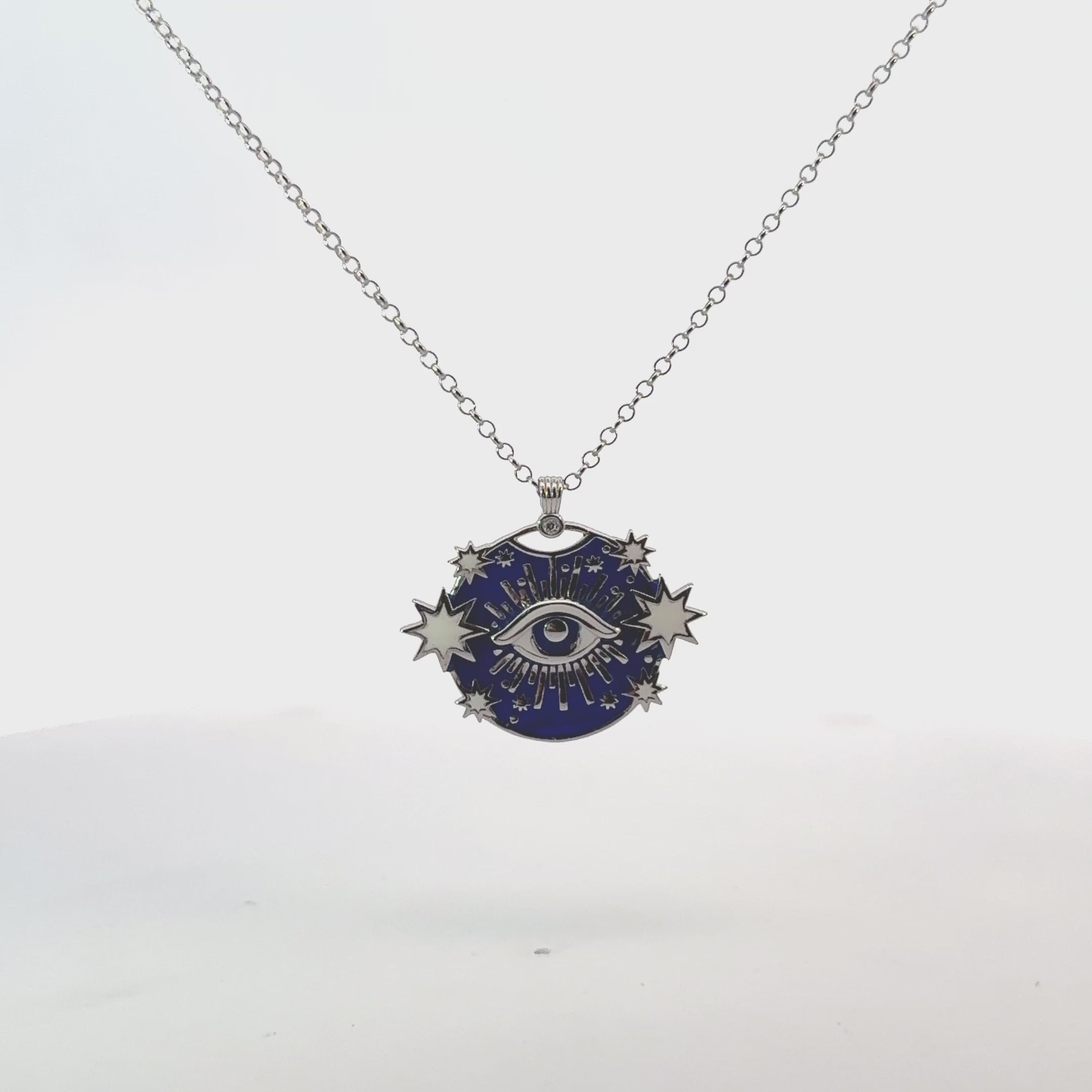 Rotating display of the necklace.